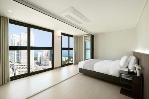 The Hotel Sokcho Room Type - Deluxe Queen Ocean View