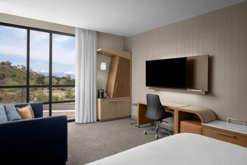 Guest room, 1 King, Sofa bed, Mountain view, Upper floor
