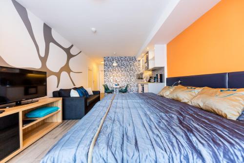 1 queen bed, 1 sofa bed