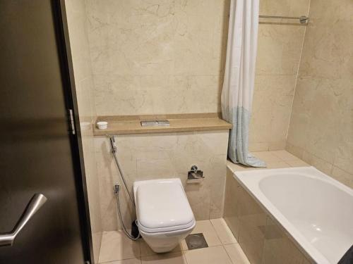 A stylish studio apartment so close to beach, Дубай (фото 9)
