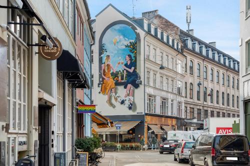 Noble - Fantastic 5-Bdr Apt in the Capital - image 3