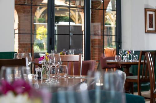 مطعم, The Chequers Inn in ويلوان جاردن سيتي