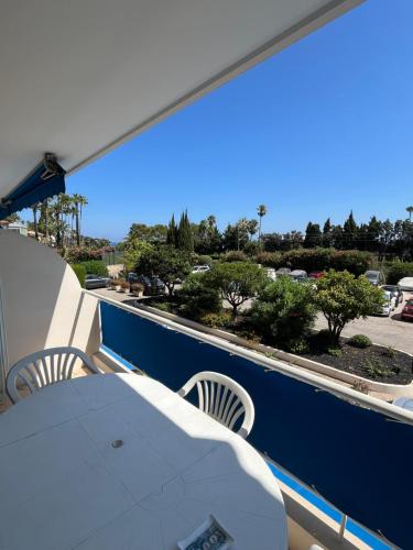 Charming studio in Cannes next to the beach - Tap to explore photos