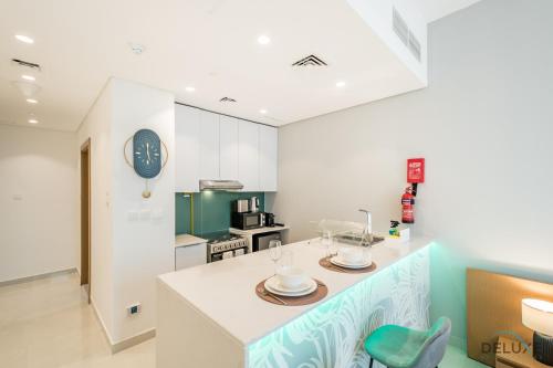 Stylish Studio Apartment in Blue Wave Tower, Dubailand by Deluxe Holiday Homes, Dubai (foto 2)