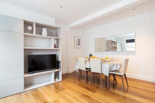 BnBNova - 2BR 2BA - The Heart of Soho - image 8