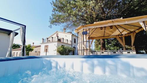 Зовнішній вигляд готелю, Country Chic Antico Casale - piscina idromassaggio lettini, solarium, cinema experience, wifi, parch in Caiazzo