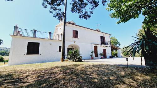 Зовнішній вигляд готелю, Country Chic Antico Casale - piscina idromassaggio lettini, solarium, cinema experience, wifi, parch in Caiazzo