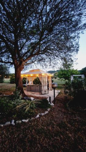 Aed, Country Chic Antico Casale - piscina idromassaggio lettini, solarium, cinema experience, wifi, parch in Caiazzo