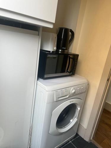 Self contain studio with room, double bed, kitchen in Greater London North West