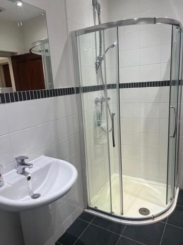 Self contain studio with room, double bed, kitchen in Greater London North West