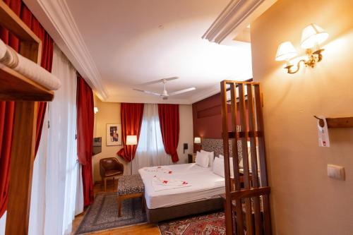 外観, Golden Hill Parker Hotel in エルミナ