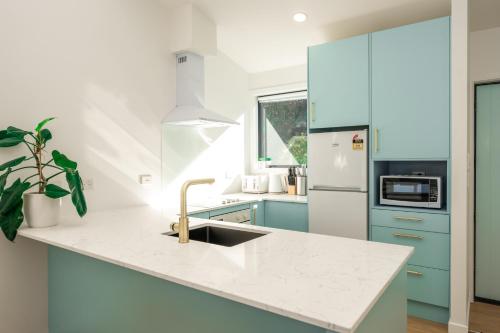 CBD Lake & Mountain View Apartment