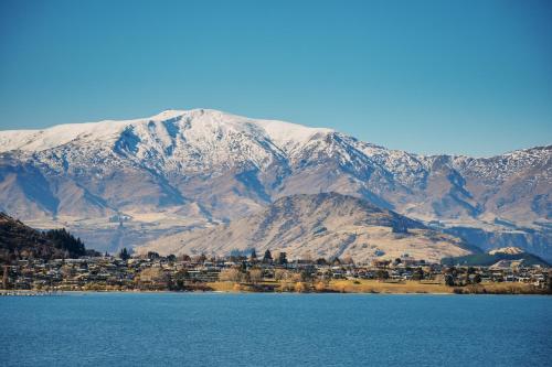 CBD Lake & Mountain View Apartment