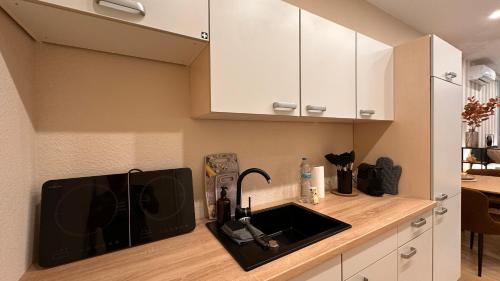 廚房, Bellahomes, Aircondition, private Parking, Netflix, Airport 30 Minuten in 埃爾倫塞