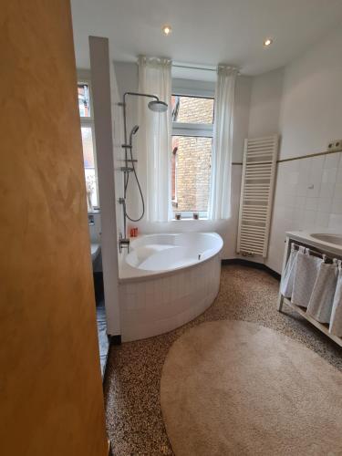 Fürdőszoba, Home away from home stylish central netflix kitchen in Wiesbaden