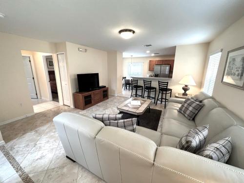 Stunning Villa with Golf Course Views in Haines City, USA
