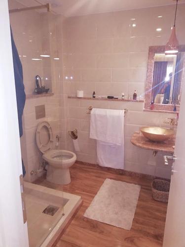 Unique 3-Bed, 3-Bath Apt with Acropolis Views SG69, Atene (foto 11)