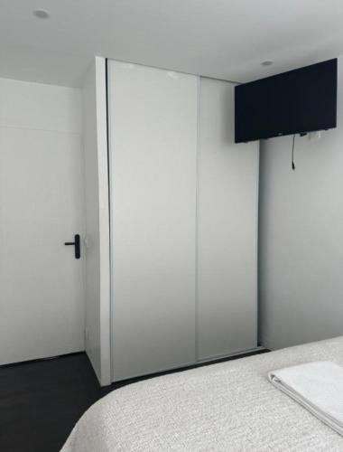 Location proche de toute commodites a 1 minute du tramway et a 9 min de centre ville et parking grat in Le Ray