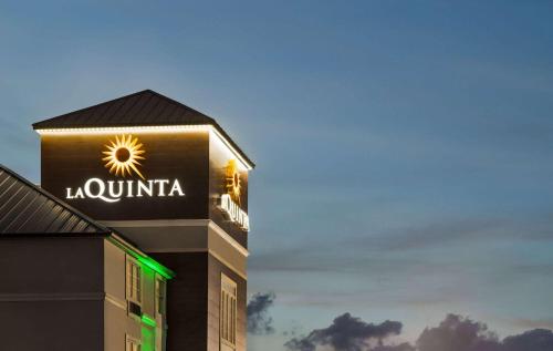 La Quinta Inn & Suites by Wyndham San Antonio North Stone Oak - image 13