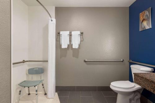 La Quinta Inn & Suites by Wyndham San Antonio North Stone Oak - image 11