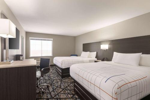 La Quinta Inn & Suites by Wyndham San Antonio North Stone Oak - image 10