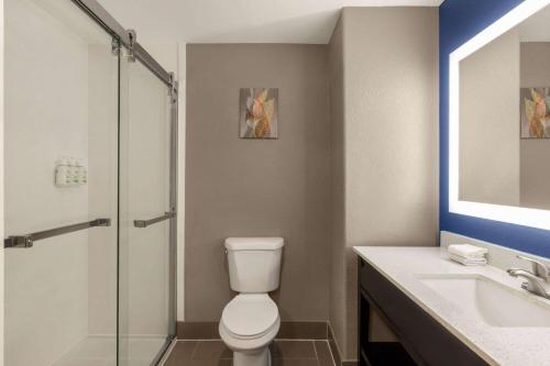 La Quinta Inn & Suites by Wyndham San Antonio North Stone Oak - image 10