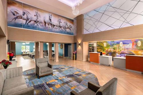 大堂, 聖安東尼奧北石橡樹溫德姆拉昆塔套房酒店 (La Quinta Inn & Suites by Wyndham San Antonio N Stone Oak) in 希爾村莊