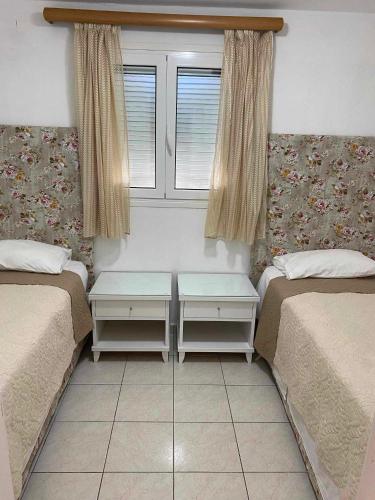2 twin beds