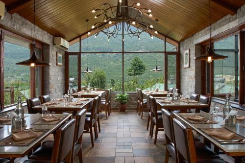 Restaurant, Larisa Resort Manali in Haripur