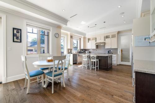 Elegant 2BD Bastment Room in Van in Vancouver, Canada