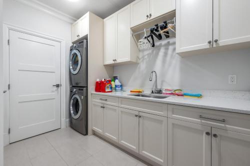 Elegant 2BD Bastment Room in Van in Vancouver, Canada
