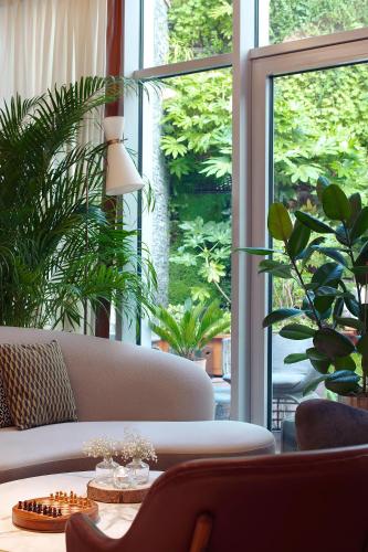 Renaissance Paris Republique Hotel & Spa - image 7