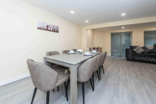 Beautiful, Peaceful, 5 Bedroom home with Hot Tub!, Manchester
