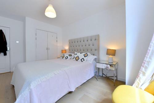 Central London 2 bedrooms apartment sleep 6 Free parking, Londýn