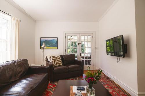 Private Downtown Sunny Retreat w/ Spacious Balcony in Lewisburg, USA