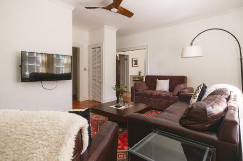 Private Downtown Sunny Retreat w/ Spacious Balcony in Lewisburg, USA
