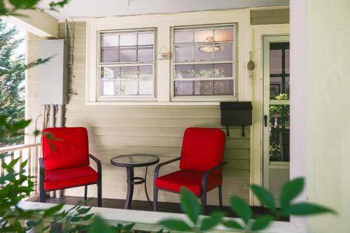 บริการและสิ่งอำนวยความสะดวก, Private Downtown Sunny Retreat w/ Spacious Balcony in ลูอิสเบิร์ก (WV)