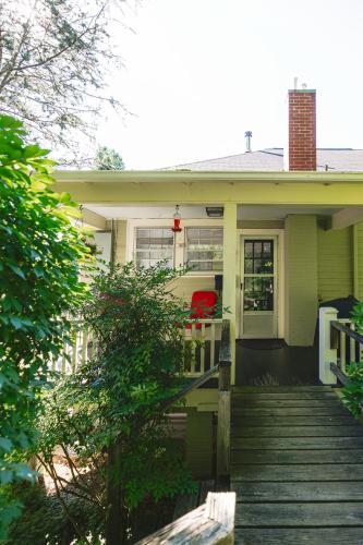 บริการและสิ่งอำนวยความสะดวก, Private Downtown Sunny Retreat w/ Spacious Balcony in ลูอิสเบิร์ก (WV)