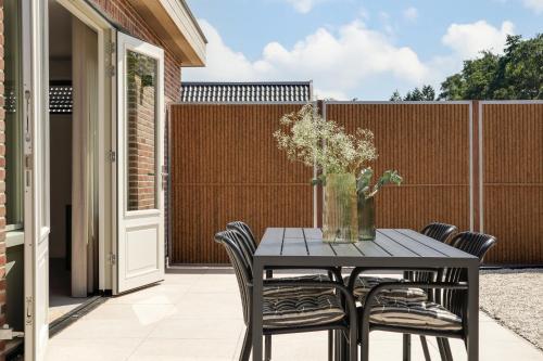 Kert, The Ville in Groet met Hargen