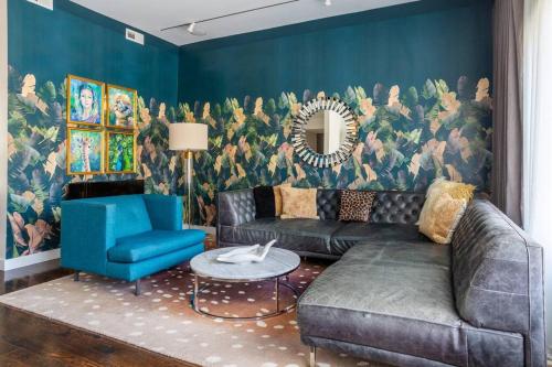 Duplex 3 Bed 2 Bat Apt Steps from Lincoln Square in Chicago, USA