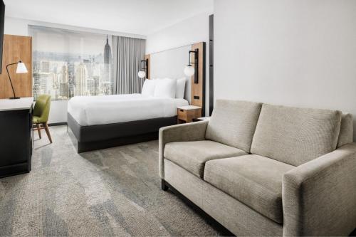 Fairfield Inn & Suites by Marriott New York Manhattan/Times Square South - image 6