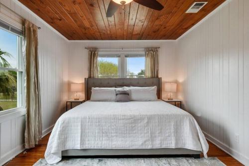 Cozy cottage by the Sea -near downtown with patio!, Gulfport