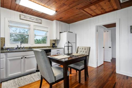 Cozy cottage by the Sea -near downtown with patio! in Gulfport, USA