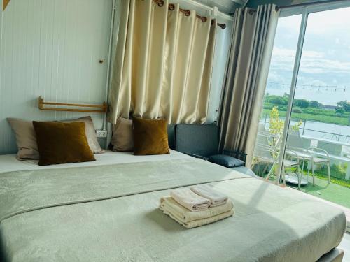 3 king beds, 8 twin beds