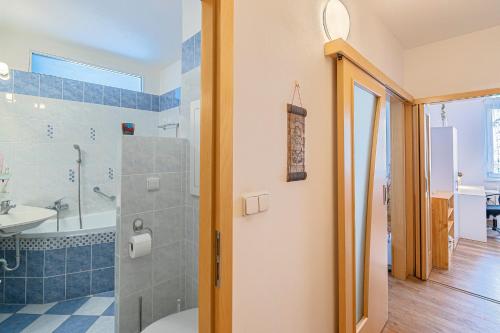 ห้องน้ำ, A private ROOM in a shared flat - Soukromý pokoj ve sdíleném bytě (A private ROOM in a shared flat - Soukromy pokoj ve sdilenem byte) in โฮลิเซ