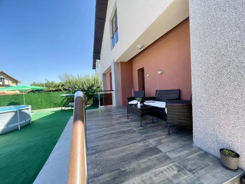 陽台/露台, Александровата Къща - Aleksandar Guest House with Garden and Pool in 沃爾舍茨