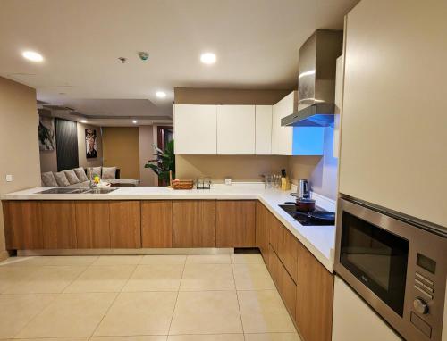 DHA Phase 4 Gold Crest Mall One Bedroom Serviced Apartment - image 2