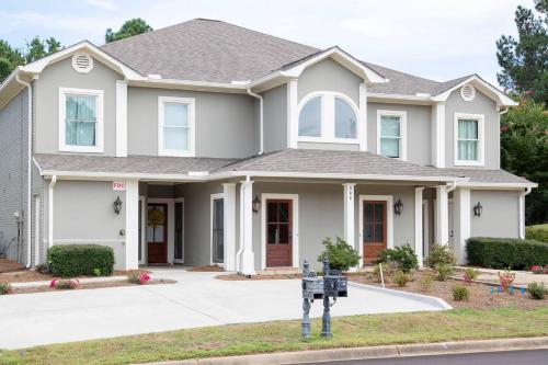 Ground Floor Golf Course Condo - image 9