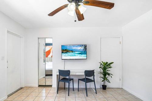 Hollywood Beach Family Vacation Home & Pool at Miami in Hollywood, USA