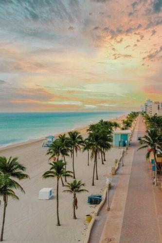 Hollywood Beach Vacation Spot, Pool, Beachwalk in Hollywood, USA